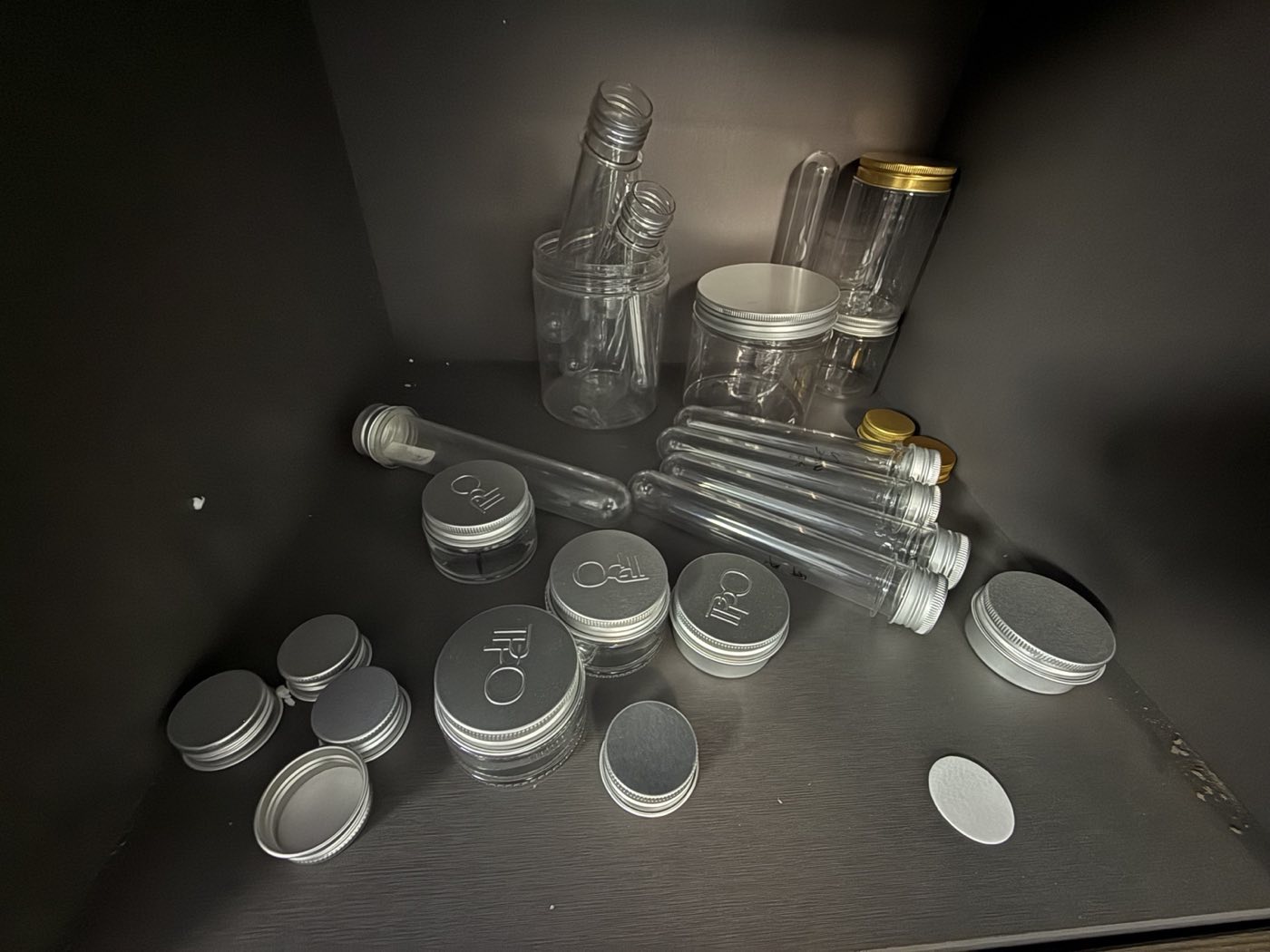 Custom aluminum lids and tins